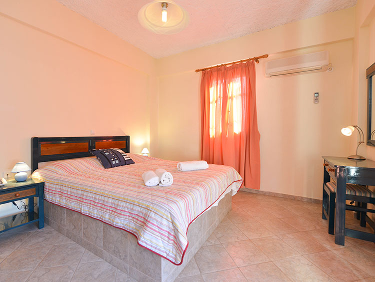 Διαμερίσματα Cyclades Beach στη Σίφνο - Υπνοδωμάτιο με διπλό κρεβάτι